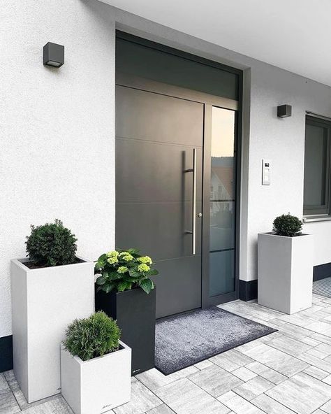 Modern Entrance Door, Modern Porch, Home Door Design, Modern Front Door, Modern Entrance, House Doors, Home Entrance Decor, Front Entrance, Small Backyard Design