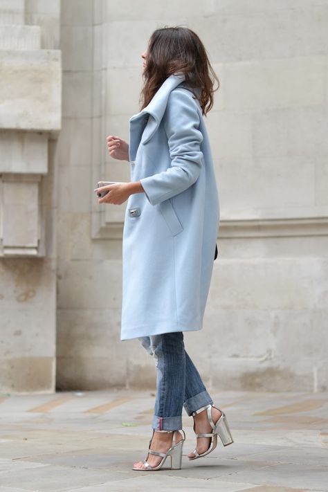 Fashion Cognoscente: Fashion Cognoscenti Inspiration: Coats Looks Jeans, Pastel Outfit, Blue Coat, Mode Casual, Blue Coats, Fashion Weeks, Inspiration Mode, Fashion Mode, Mode Inspiration