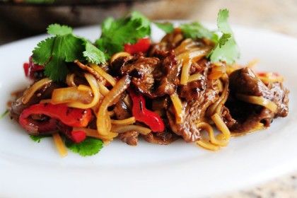 Beef with peppers from The Pioneer Woman. Easy, quick, fabulous! It's dinner tonight and a family favorite :) Meat And Veggies, Thai Beef, Eat Beef, Beef Stir Fry, Ree Drummond, Peppers Recipes, Beef Dishes, Asian Dishes, Pioneer Woman