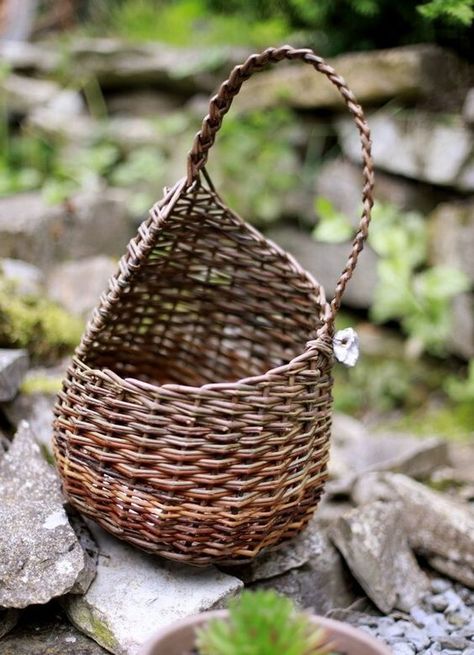 https://www.weiden-flechten.de - https://www.weiden-flechten.de Willow Projects, Animation Nature, Making Baskets, Willow Weaving, Diy Upcycle, Alcohol Ink, Decorative Wicker Basket, Basket Weaving, Diy Projects