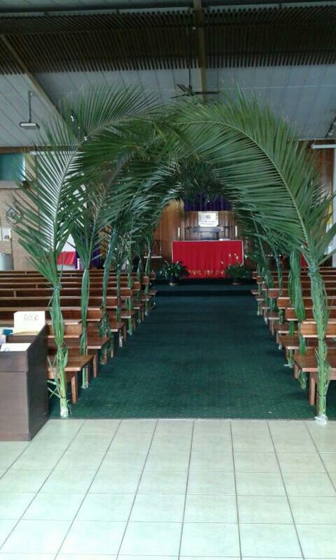 Palm Sunday Decorations Church Flower Arrangements, Bright Wedding Decorations, Advent Church Decorations, Palm Sunday Decorations, Small Wedding Decor, Event Entrance, Beach Themed Crafts, First Communion Decorations, Easter Flower Arrangements