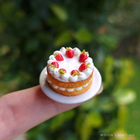 Clay Desserts, Miniture Food, Polymer Clay Cake, Miniature Things, Mini Stuff, Glass Painting Designs, Miniature Cake, Pasta Francesa, Mini Cake