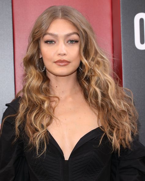 Gigi Hadid Beauty, Editorial Poses, Gigi Hadid Looks, Sew In Hair Extensions, Bella Gigi Hadid, Gigi Hadid Outfits, Zayn Malik, Clip In Hair Extensions, Gigi Hadid