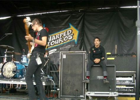 When Mikey & Ray played with Fall Out Boy | 2005 Warped Tour I Love Mcr, Pete Wentz, Mikey Way, Warped Tour, Band Pictures, Frank Iero, Band Memes, Emo Bands, My Chemical