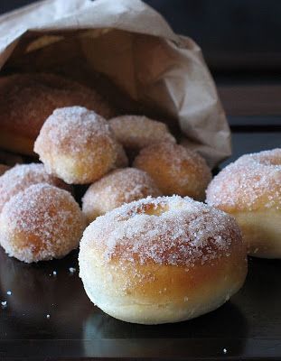 Baked yeast donuts - might try this technique with my grandma's doughnut recipe Yeast Donuts, Baked Doughnuts, Brownie Desserts, Doughnut Recipe, Baked Donuts, Donut Recipes, Beignets, Bagels, Just Desserts