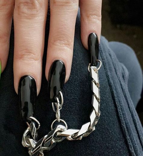 Kim Kardashian Nails, Kardashian Nails, Long Black Nails, Nail Piercing, Crazy Nail Art, Crazy Nails, Nail Ring, Nail Jewelry, Art Trends