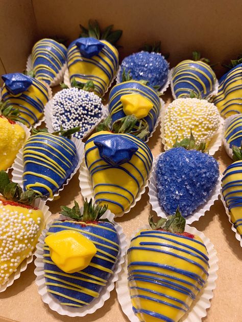 Blue And Yellow Strawberries, Blue And Yellow Chocolate Strawberries, Homecoming Treats Ideas, University Of Michigan Grad Party Ideas, Blue And Yellow Graduation Party Ideas, Graduation Strawberries, Michigan Desserts, Decorative Strawberries, Grad Treats