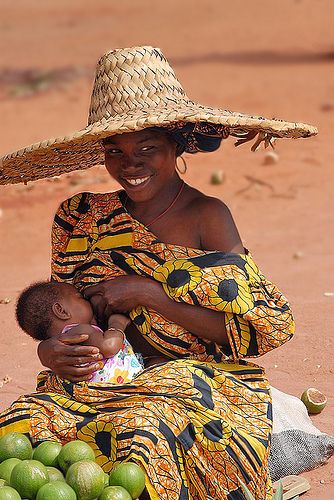 Togo Mother Breastfeeding, by Luca Gargano, Flickr | by NaturalMamaNZ.blogspot.co.nz Breastfeeding Art, Mama Africa, African People, Jolie Photo, African Culture, People Of The World, African Beauty, World Cultures, 인물 사진