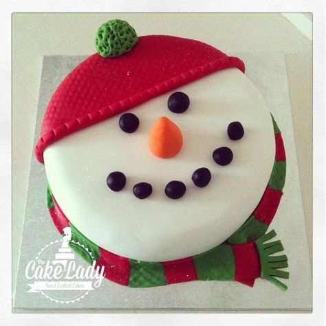 I’ve been a busy bee recently and for a number of reasons ended up with only an hour to decorate this cake for a charity raffle. I’m really pleased with the finished result; simple but attractive! I hope it helps to raise money for Acorns... Jul Kaka, Snowman Cake, Christmas Cake Designs, Christmas Cake Decorations, Xmas Cake, Winter Cake, Christmas Sweets, Xmas Food, Christmas Cupcakes