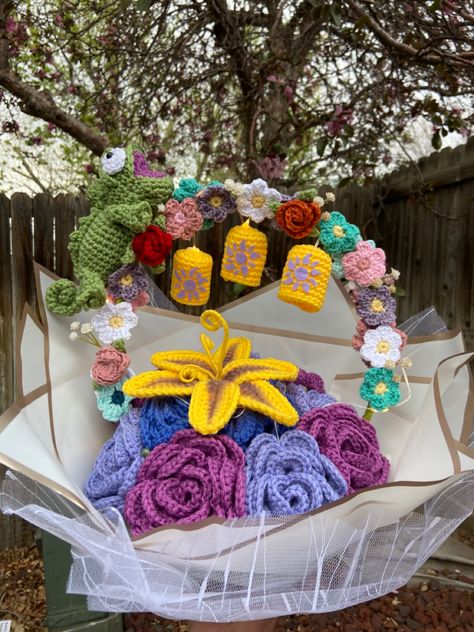 Crochet bouquet rapunzel inspo Rapunzel Crochet Bouquet, Tangled Crochet Bouquet, Rapunzel Bouquet, Tangled Crochet, Gf Gifts, Crocheted Things, Crochet Disney, Crochet Bouquet, Crochet Things