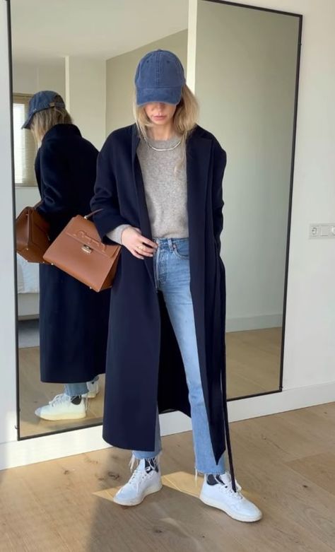 Navy Coat Outfit, Sandal Tali, Indie Vibes, Look Adidas, Outfits For Fall, Estilo Indie, Skandinavian Fashion, Navy Coat, London Outfit