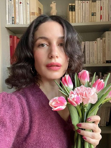 4 French Women Break Down Their Gorgeous Makeup Looks French Makeup Products, Red Lips Outfit, Low Maintenance Short Hair, Be Your Own Valentine, Parisian Makeup, French Girl Makeup, Textured Long Bob, Which Makeup, Gorgeous Makeup Looks