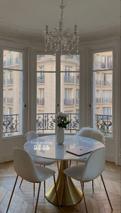 Dubai Summer, Dress Runway, Parisian Interior, French Apartment, Outfit Elegant, Nyc Style, Paris Home, Arch Flowers, White City