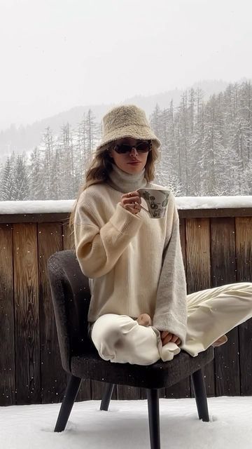 Aspen Outfit Winter, Cashmere Lounge Set, Christmas Moodboard, Lodge Aesthetic, Apres Ski Outfits, Maja Malnar, Ski Aesthetic, Apres Ski Style, Instagram Breakfast