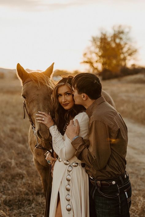 Western Engagement Dress, Couple Horse Photography, Horse Engagement Photos, Horse Wedding Photos, Western Engagement Pictures, Western Engagement Photos, Montana Western, Horse Couple, Engagement Shoot Ideas