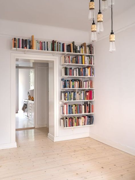 Book Smart in Small Spaces — 600sqftandababy Bookshelves For Small Spaces, Unique Bookshelves, Creative Bookshelves, Diy Bookshelf, Bookshelf Ideas, Unique Shelves, Bookshelf Design, Bookshelves Diy, Home Libraries