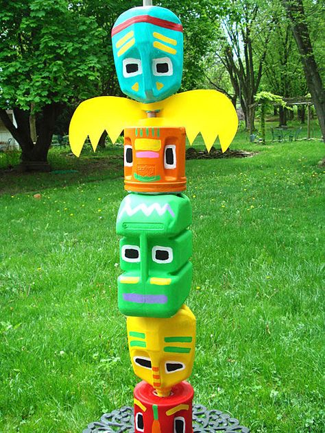 totem pole project - teach your kids about alaskan culture and make one of these for decor and a lesson on recycling Totem Pole Craft, Milk Jug Crafts, Hawaii Crafts, Junk Modelling, Hawaii Summer, Party Things, Totem Poles, Horse Crafts, Plastic Bottle Crafts