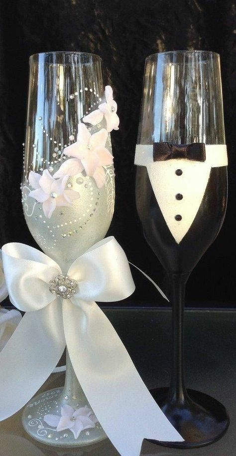 Wedding Champagne Flutes Diy, Glasses Bride, Bride And Groom Glasses, Toasting Flutes Wedding, Wedding Wine Glasses, Wedding Champagne Glasses, Decorated Wine Glasses, Wedding Flutes, Wedding Champagne