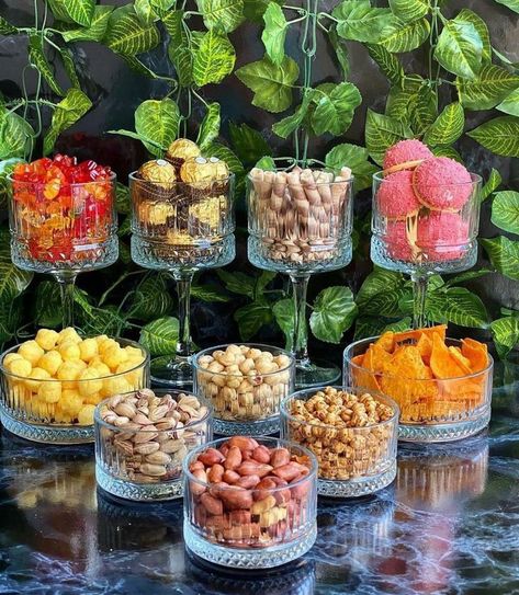 Catering Food Displays, Decorações Com Comidas, Amazing Food Decoration, Party Food Buffet, Catering Ideas Food, Party Food Platters, Easy Food Art, Food Displays, Catering Food