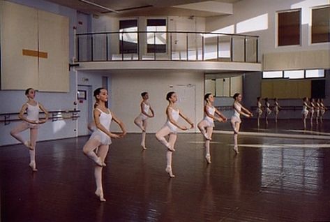 Paris Opera Ballet School, Irish Disco, Royal Ballet School, Cheer Photos, Chat Games, Ballet Studio, Opera Ballet, Ballet Pictures, Ballet Jazz