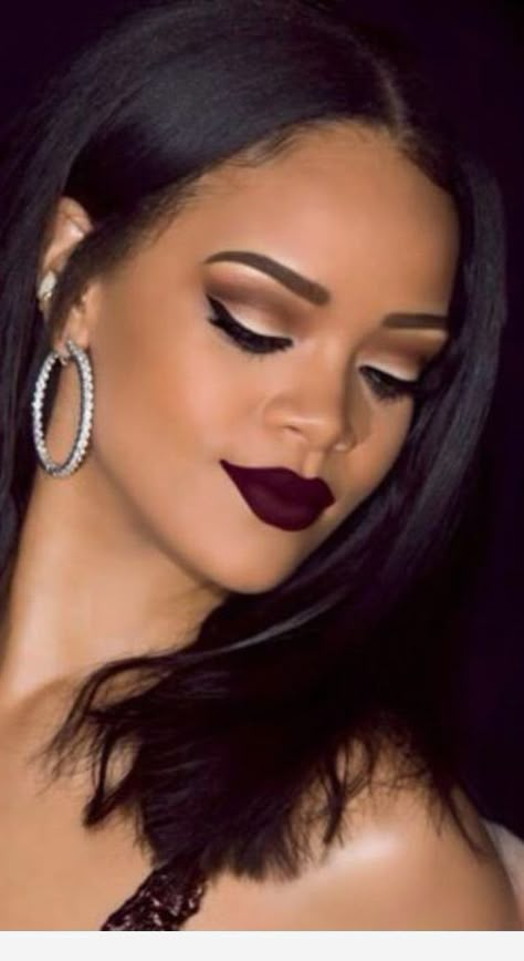 Labiales que son ideales para piel morena Makeup Bibir, Black Lipstick Makeup, Rihanna Makeup, Makeup Cantik, Maquillage On Fleek, Mekap Mata, Makeup Sephora, Prom Makeup Looks, Dark Lipstick