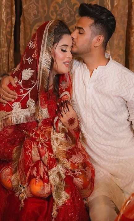 The beautiful shoot of Kanwal Aftab and ch zulqarnain from Kanwal's Gaud Bharai Kanwal Aftab, Jassi Gill, Couple Wedding Dress, Photoshoot Pose, Couple Picture, Couple Pose, Couple Picture Poses, Boy And Girl Best Friends, Couples Poses