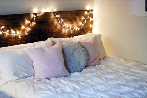 love the fairy lights on the headboard like this😍 Old Window Headboard, White Wooden Headboard, Rustic Style Bedroom, Headboard With Lights, Fairy Lights Bedroom, Headboard Decor, Diy Headboard, Wood Bed Frame, Girl Bedroom Designs