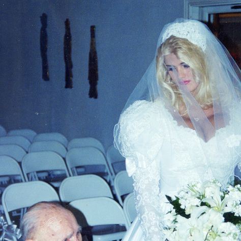 Smith Wedding, Nicole Smith, Anna Nicole Smith, Anna Nicole, Celebrity Halloween Costumes, Vintage Style Wedding, Blonde Bombshell, 10th Anniversary, Here Comes The Bride