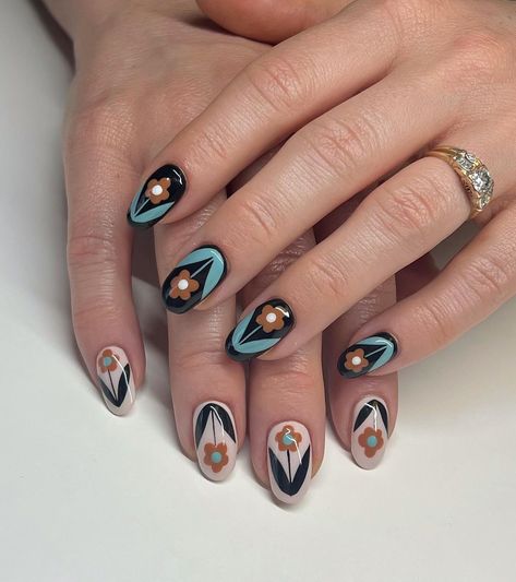 Mod Nail Art, Fall Floral Nail Art, Spain Inspired Nails, Folk Art Nails, Dainty Nail Art, 60s Nails, Long Nail Ideas, Ideas For New Year, New Year Nail