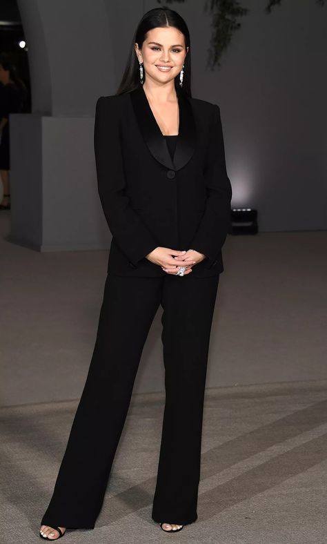 Womens Tuxedo Outfit, All Black Blazer Outfit, Graduation Suits For Women, All Black Tuxedo, Academy Museum Gala, Graduation Suits, Academy Museum, Elegante Y Chic, Bella Hadid Outfits