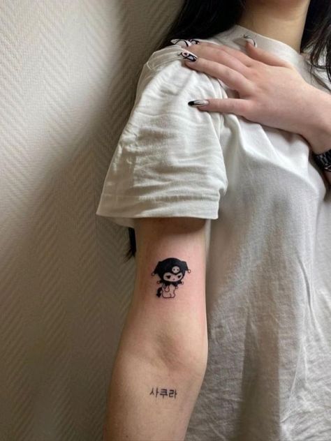 Love Handle Tattoo, Princesses Tattoo, Kuromi Tattoo, Tatuaje Hello Kitty, Cute Thigh Tattoos, Grunge Tattoo, Hand And Finger Tattoos, Hello Kitty Tattoos, Pretty Tattoos For Women