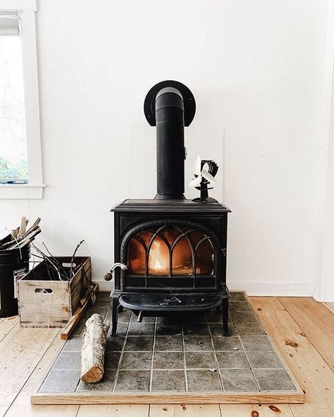 a large vintage black stove on a tile platform is a cool idea to add coziness to your home decor Woodstove Hearths, Fireplace Fake, Best Wood Burning Stove, Wood Stove Hearth, Wood Burning Stoves Living Room, Modern Wood Burning Stoves, Modern Stoves, Contemporary Cabin, Diy Cabin