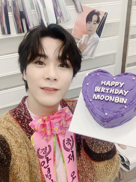 Vlive26012021 You Are My Moon, 26th Birthday, Astro Kpop, Big Cakes, Moon Bin, K Pop Star, Maid Outfit, Funny Profile Pictures, Cute Profile Pictures