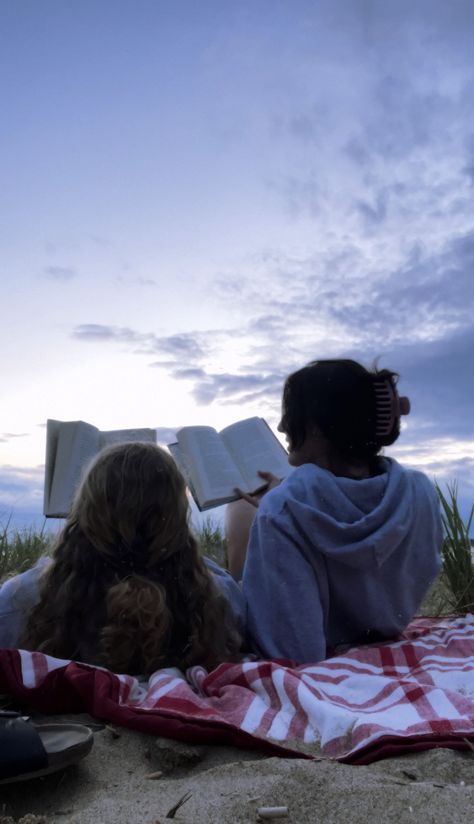 Summer night best friend photoshoot reading at the beach Best Friends Reading Together, Best Friend Book Photoshoot, Reading In Summer Aesthetic, Friends Reading Together Aesthetic, Reading At Beach, Bookish Photoshoot, Teagan Core, Reading With Friends, Book Retreat