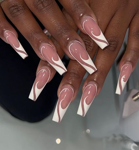 Trendy Summer Nail Designs 2024, Nude Nails Design 2024, Elegant Nail Designs 2024, Diy Nail Stand, Pink And Gold Nail Designs, Trendy Holiday Nails, Black And Gold Nail Designs, Accent Nail Ideas, Beginner Nail Designs