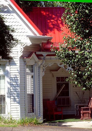 Red Roof House Colors, White Siding House, Boulder House, Cottage Home Interior, Red Roof House, Metal Roof Colors, White Siding, Grill Door Design, Cottage Farm