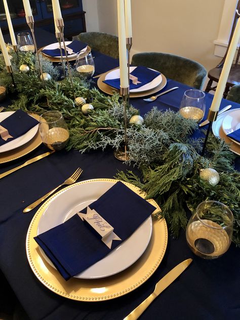 Navy blue and gold with greenery and candles Christmas table Christmas Decorations Dinner Table, Blue Table Settings, Christmas Tree Decor Ideas, Tree Decor Ideas, Navy Christmas, Blue Christmas Decor, Christmas Dining Table, Deco Table Noel, Christmas Dinner Table