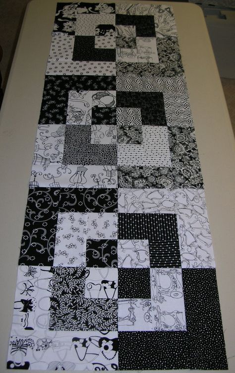 Gray Quilts, Colchas Quilting, Quilted Table Runners Christmas, Patchwork Blocks, Patchwork Table Runner, Black And White Quilts, Quilting Designs Patterns, Quilted Table Runners Patterns, Quilt Square Patterns