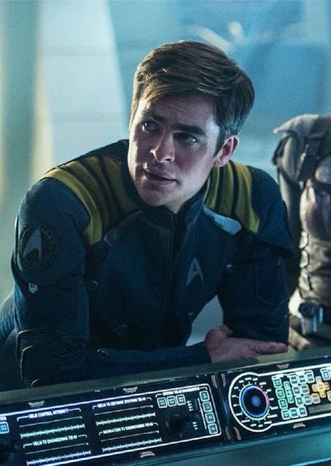 Twitter Chris Pine Movies, James Kirk, Jim Kirk, Star Trek Reboot, Film Star Trek, Star Trek 2009, James T Kirk, Star Trek Captains, New Star Trek