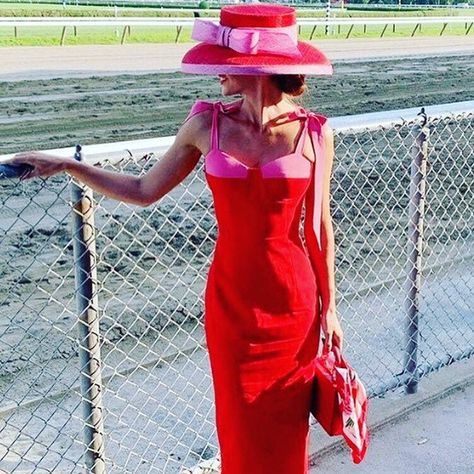 This Red & Pink Sinamay Hat with pink trim is perfect for a Royal Ascot hat. Pair with a bright pink or red dress to stand out at an horse race or garden party.   Royal Ascot Hat Idea | Royal Ascot Outfit Idea  #OutfitIdeasForWomen #FashionBlog #fashionblogger #fashionforwomen Kentucky Derby Party Attire, Horse Race Outfit, Derby Day Fashion, Couture Fascinators, Kentucky Derby Party Outfit, Royal Garden Party, Kentucky Derby Outfit, Kentucky Derby Fashion, Derby Attire