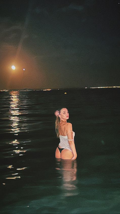 By The Sea Photoshoot, Water Inspo Pics, Night Lake Pictures, Poses Instagram Bikinis Night, Night Sea Photoshoot, Blue Hour Beach Photoshoot, Photo Shoot Inspo Aesthetic Dark, Night Beach Shoot, Night Beach Pics With Flash