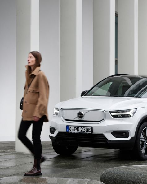 With the XC40 Recharge P8 AWD, Volvo Cars now presents its first fully electric car. What we particularly like is the design – modern and minimalist. Just as we know it from Volvo. The clean design language is reflected in the exterior as well as interior. The closed, smooth-surfaced grille immediately reveals that this is the electric version of the XC40. Read more about the new fully electric XC40 on weareellectric.com. Volvo Xc40 Recharge, Xc40 Recharge, Electric Suv, Volvo Xc40, Compact Suv, Volvo Cars, Electric Car, Design Language, White Interior