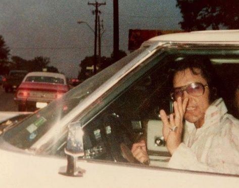 Elvis Presley ⚡️ on Instagram: “You’re driving down Elvis Presley Blvd. and come to a red light, your turn and see this next to you, what would you do? 😄 I honestly would…” Elvis Collectors, King Creole, King Elvis Presley, Linda Thompson, Elvis In Concert, Elvis Presley Photos, Rare Pictures, Graceland, Say Hi