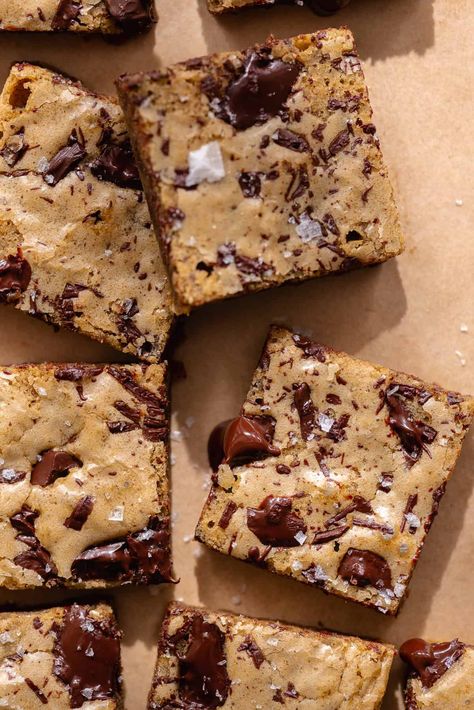 Easy Brown Butter Bourbon Blondies made with nutty brown butter, sweet bourbon, espresso, chocolate chunks and topped with flaky sea salt! Brown Butter Bourbon Blondies, Brown Butter Espresso Brownies, Bourbon Blondies, Bourbon Dessert, Olive Oil Brownies, Brown Butter Bourbon, Butter Bourbon, Espresso Brownies, Brownies Recipes