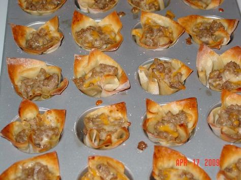 Sausage wontons I added a well drained can of rotel Sausage Stars, Holiday Lunch, Cheese Wontons, Wonton Recipes, Easy Appetizers, Wonton Wrappers, Wontons, Football Food, Pork Sausage