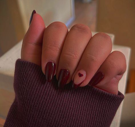 Oval Shaped Nails Black Women, Short Acrilyc Nail Ideas Coffin, Red Nail Almond Shape, Autumn Nails Short Almond, Nail Inpos Ideas Almond, Valentines Day Nails Dark Red, Fall Acrylic Nails Almond Shape, Deep Red Nails Short, Downtown Girl Nails Short