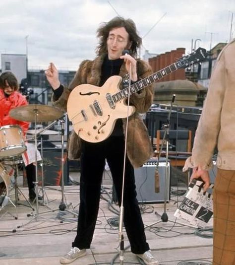 The Beatles. John Lennon. The Apple Rooftop Concert Thursday .12:00 P.M . In freezing weather, The Beatles have their last live performance as a group on the roof of their Apple company building, at Saville Row # 3, in London. U.K JANUARY 30, 1969 John Lennon 1969, Rooftop Concert, Colorized Historical Photos, Beatles Quotes, Beatles Love, Bug Boy, The Fab Four, Like Animals, Rock Legends