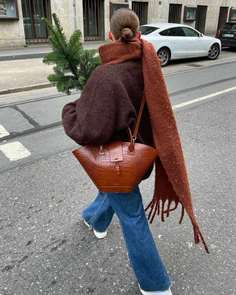 Thanksgiving Aesthetic, Bag Scarf, Masculine Feminine, Fashion Christmas, Aesthetic Fall, Christmas Thanksgiving, Mom Style, Fall Outfit, Auburn