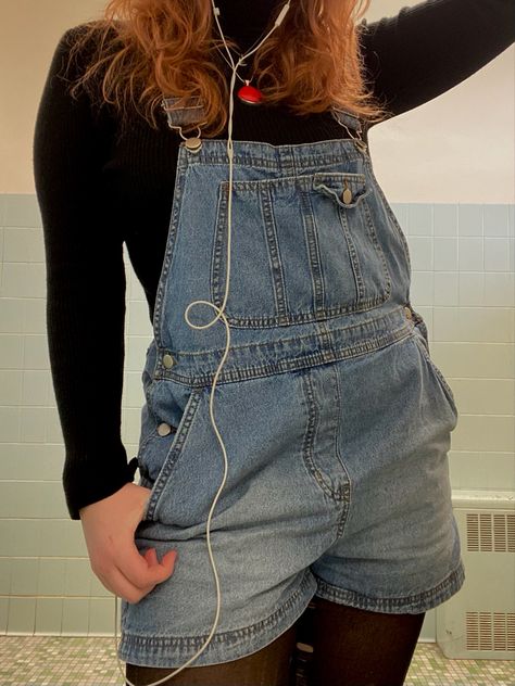 Overall-shorts w/ turtleneck & tights Overalls And Tights, Short Dungarees Outfit Winter, Short Overalls With Tights, Overall Shorts With Tights, Overalls With Tights, Dungarees Outfit Shorts, Dungarees Outfit Winter, Short Overalls Outfit, Overall Shorts Outfit