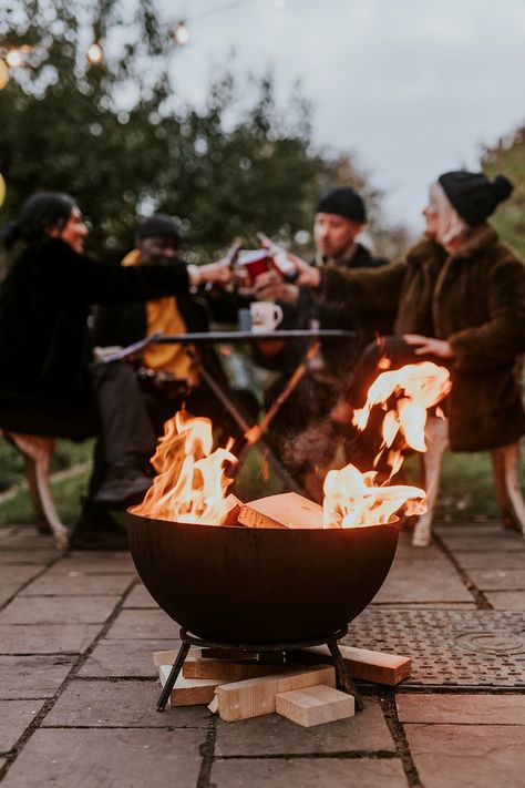 Friends celebrating by a fireside | free image by rawpixel.com / Felix Family Bonfire Pictures, Campfire Photoshoot, Firepit Party, Bonfire Friends, Winter Bonfire, Christmas Mini Shoot, Fall Lifestyle, Fire Camp, Fire Pit Party